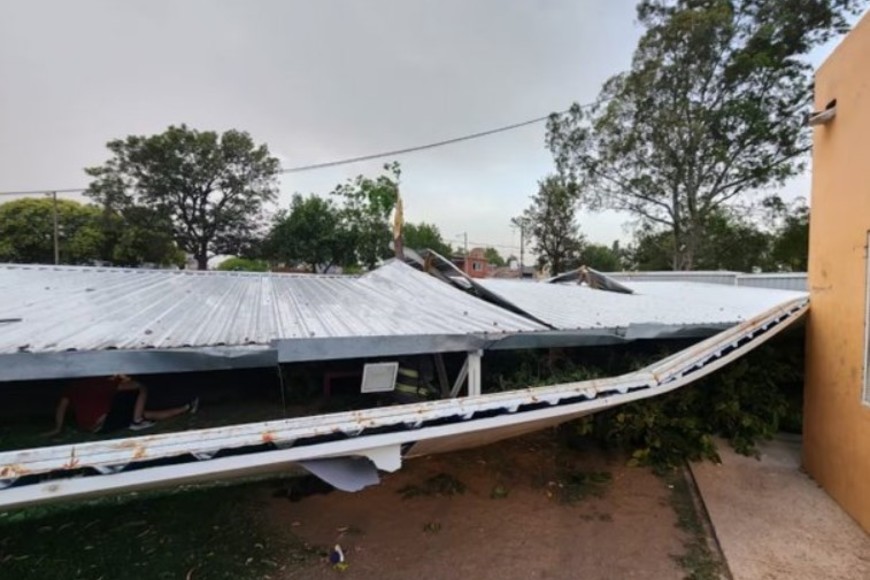 El temporal voló un techo en un polideportivo.