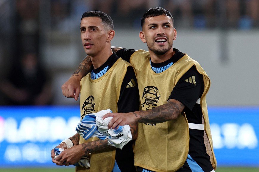 Soccer Football - Copa America 2024 - Group B - Chile v Argentina - MetLife Stadium, East Rutherford, New Jersey, United States - June 25, 2024 
Argentina's Leandro Paredes with Argentina's Angel Di Maria before the match REUTERS/Agustin Marcarian