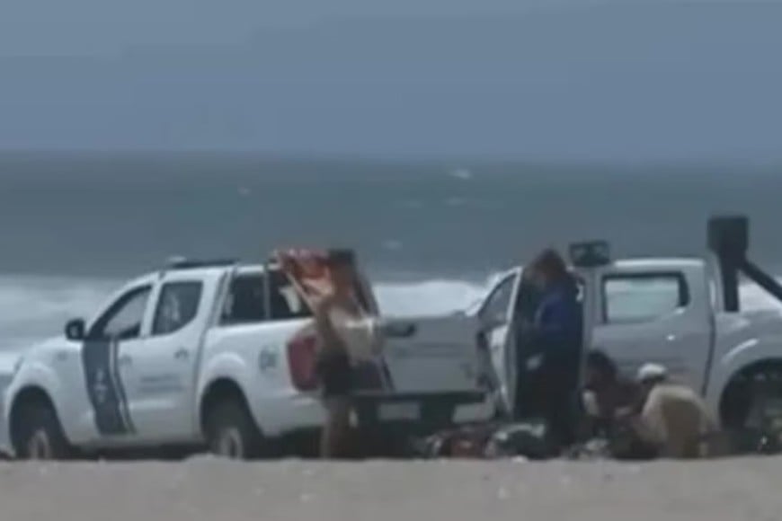 Personal naval y un helicóptero rastrean la costa entre Playa Blanca y la caleta de Peñuelas.