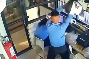 Cámaras registraron el momento en que un hombre golpeó con un casco a su compañera de trabajo.