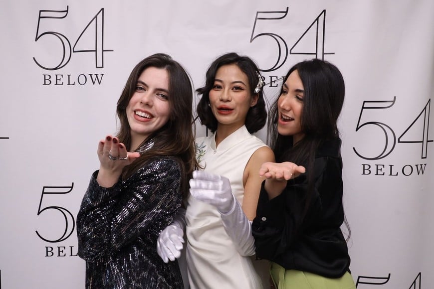 Renata Gabela, junto a compañeras, en 54 Below, durante su participación en International Musicals, el concierto que reunió talentos de todo el mundo en Nueva York.