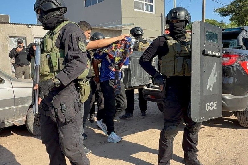 Traslado de uno de los detenidos. Foto: Gentileza