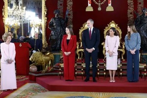 “A mi madre, la reina Sofía, por una vida entera de servicio ejemplar y de lealtad”, dijo el rey.