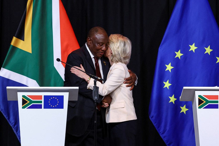 South Africa's President Cyril Ramaphosa and European Commission President Ursula von der Leyen interact at a press conference with European Council President Antonio Costa, at the end of a South Africa–EU leaders meeting, ahead of the G20 Summit scheduled for November 22-23, in Johannesburg, South Africa, November 20, 2025. REUTERS/Yves Herman