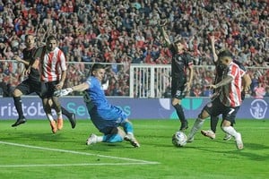 Franco Fragapane en el último partido como local que jugó el equipo, ante Barracas Central. En esa jugada le cometieron penal, pero antes había offside. Al que le cometieron un claro penal y no se cobró, fue a Maizon Rodríguez.