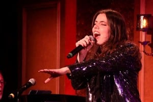 La actriz argentina Renata Gabela brilló en el emblemático club neoyorquino, en un espectáculo que celebró la diversidad del teatro musical internacional.