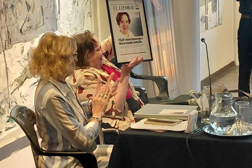 María Beatriz Bolsi presenta a la homenajeada: la poeta y narradora María Amelia Schaller.