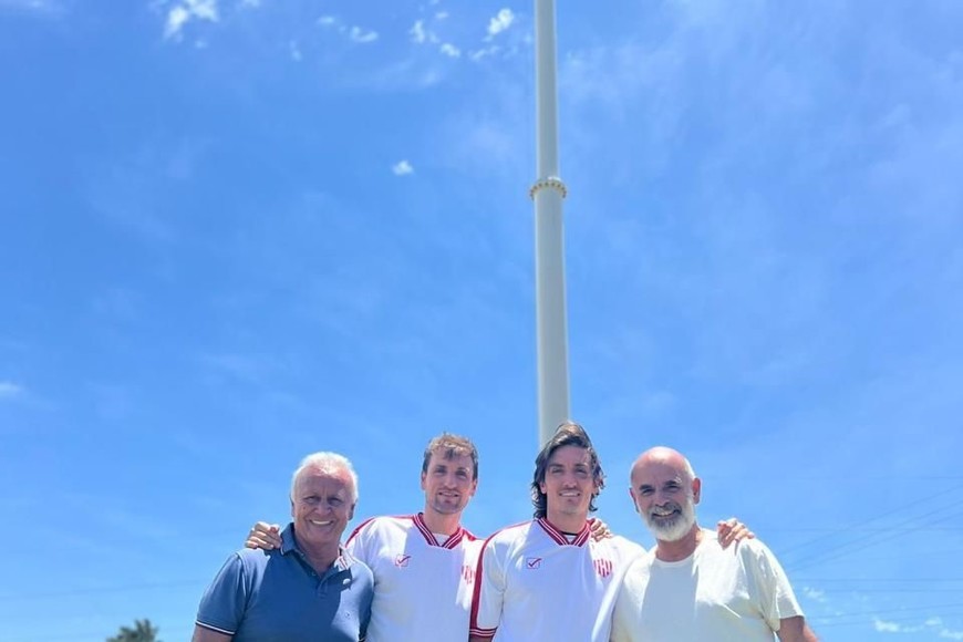 Miguel Torres del Sel, Bruno Pittón, Mauro Pittón y Marcelo Piazza, con la bandera de Unión flameando en el mástil de Casa Unión