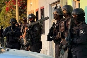 El momento de uno de los allanamientos practicados en Recreo. Foto: Gentileza
