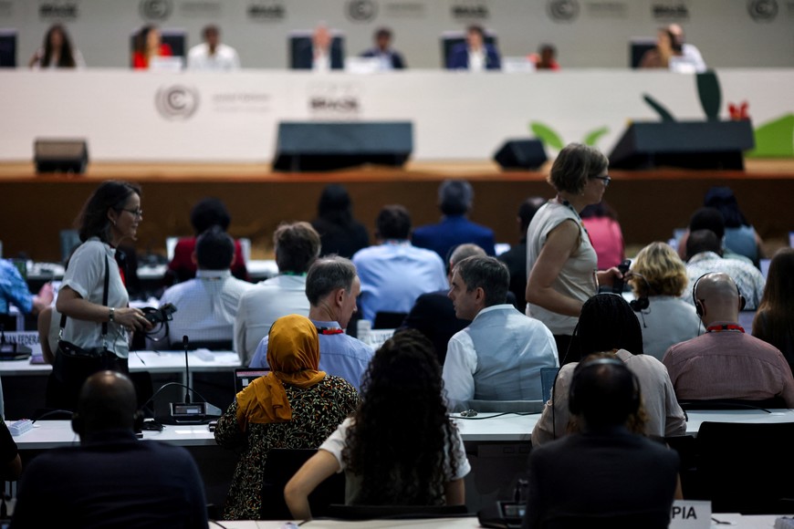 Negotiators attend a plenary session during the UN Climate Change Conference (COP30), in Belem, Brazil, November 21, 2025. REUTERS/Adriano Machado