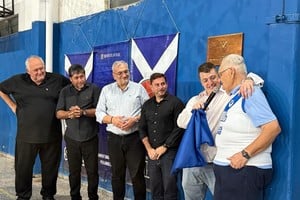 “Es un honor acompañar este homenaje a familiares de Hércules Ferrario, un deportista que dejó una marca imborrable en la historia de Peñarol y del deporte rafaelino".