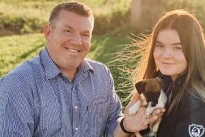 Dugald Saunders junto a su hija.