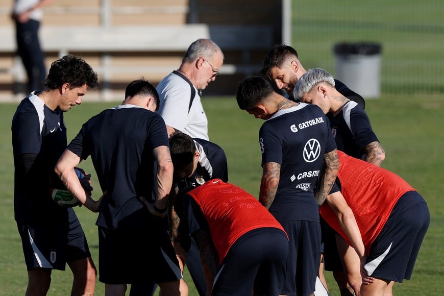 Soccer Football - International Friendly - Uruguay Training - Estadio Corona, Torreon, Mexico - November 14, 2025
Uruguay players and coach Marcelo Bielsa during training REUTERS/Henry Romero