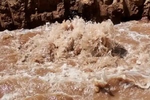 Rotura y salida de agua complica a toda la ciudad. Foto: Gentileza.