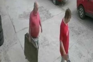 Comerciantes buscan a dos jubilados para devolverles la plata que pagaron de más por una compra - Image 1