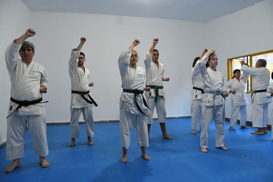 Clase grupal durante la actividad anual de la escuela. Foto: Manuel Fabatía.