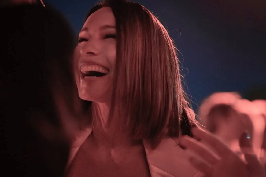 Pampita luce el falso carré durante la gala solidaria.