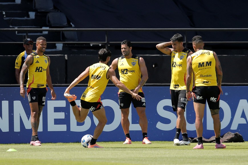 Soccer Football - Copa Sudamericana - Final - Atletico Mineiro Training - Estadio La Huerta, Asuncion, Paraguay - November 21, 2025
Atletico Mineiro's Hulk with teammates during training REUTERS/Cesar Olmedo