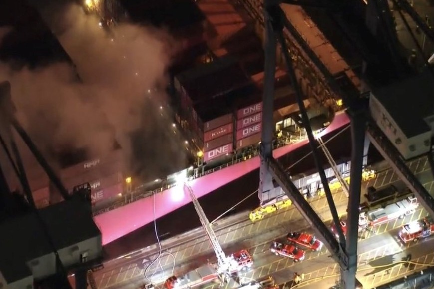 Vista aérea muestra la magnitud del incidente en la zona portuaria.