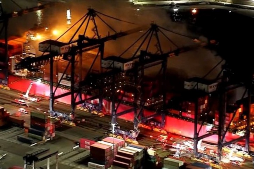 Personal especializado coordina tareas con equipos de emergencia.