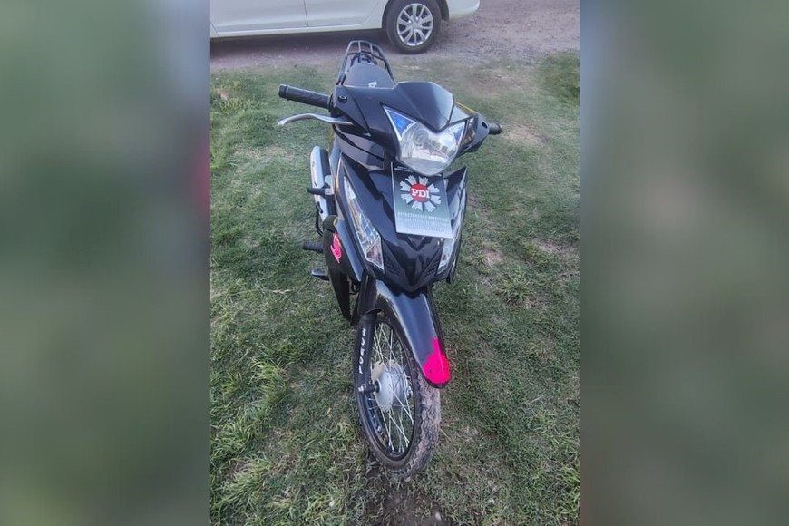 Los policías también se llevaron una moto que había en el lugar y es considerada como elemento importante en la causa. Foto: El Litoral