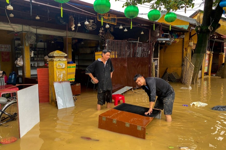 People clean their furniture in a flooded area in Hoi An, following deadly floods in central Vietnam, October 31, 2025. REUTERS/Thinh Nguyen     TPX IMAGES OF THE DAY