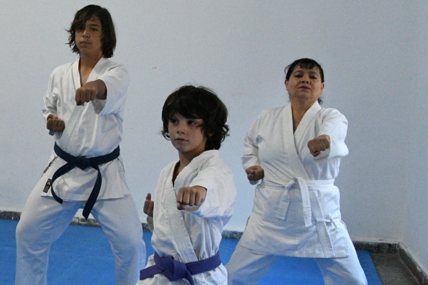 Práctica conjunta de adolescentes y adultos durante un entrenamiento. Foto: Manuel Fabatía.