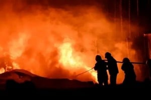 Un nuevo foco de incendio se reavivó  en el Polígono Industrial de Spegazzini, en Ezeiza