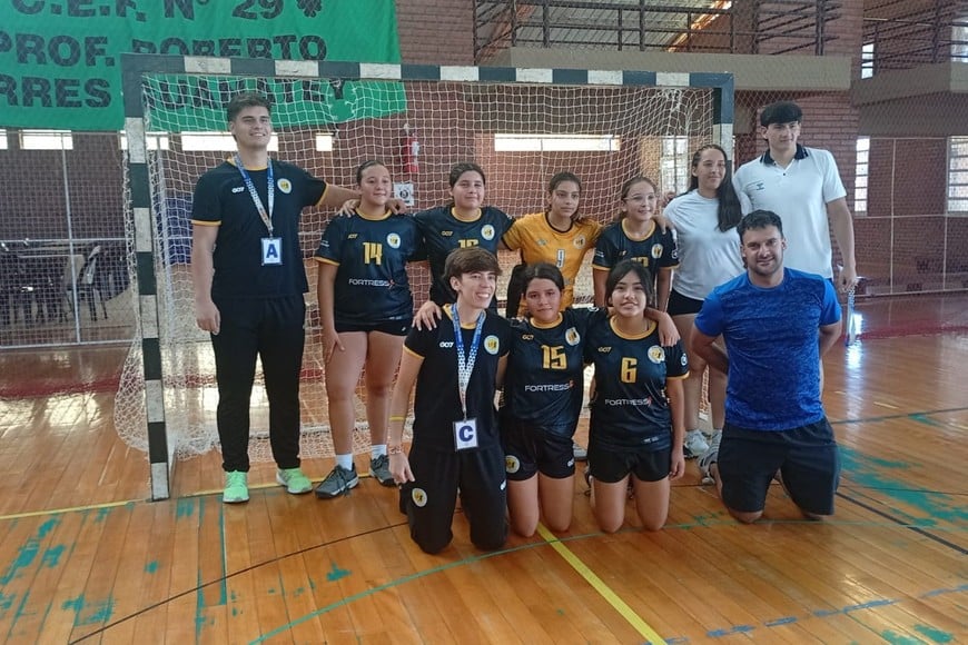 Delegaciones infantiles ingresan a la cancha para una nueva jornada.