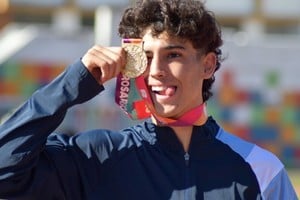 Mondino muestra la medalla obtenida en la posta 4x100 de los Panamericanos Junior.