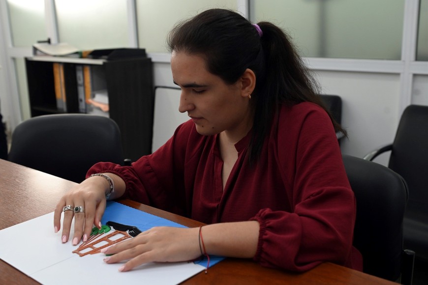 Experiencia. Esta persona descubre los símbolos con los dedos de sus manos. MCSF.