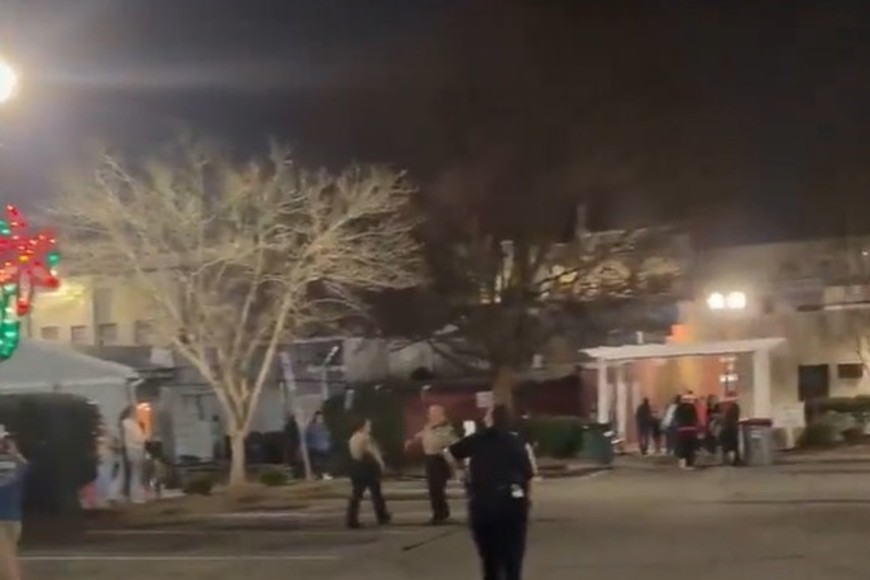 Policía trabajando en la escena. Crédito: Redes Sociales.