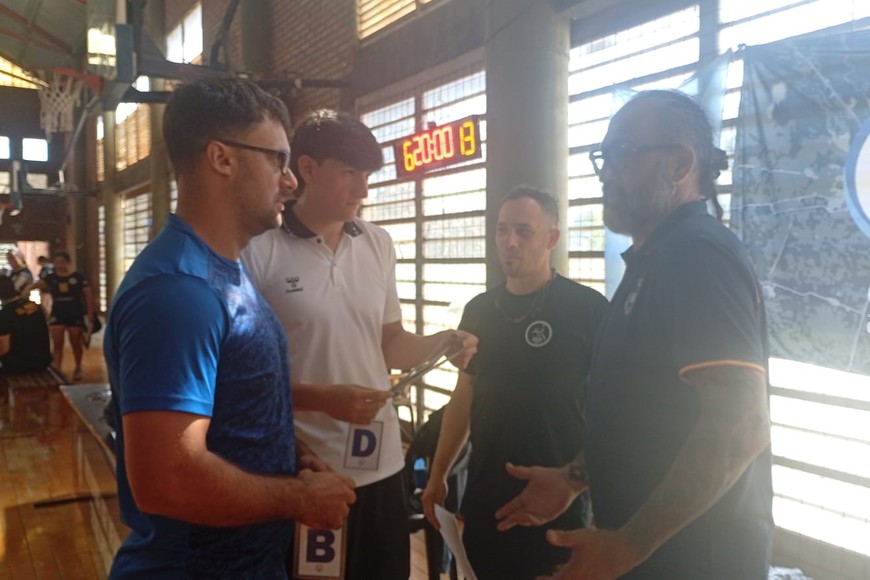Entrenadores organizan a los equipos antes del inicio del encuentro.
