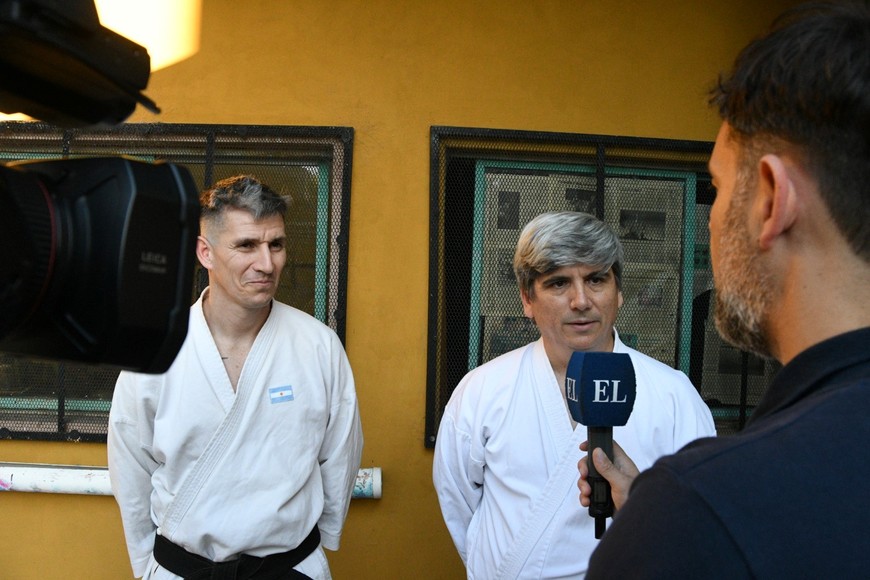 El sensei Adrián Río y el sensei Iván Schibelbein durante una de las clases en I.L. Peretz, donde el trabajo en valores es tan importante como la técnica. Foto: Manuel Fabatía.