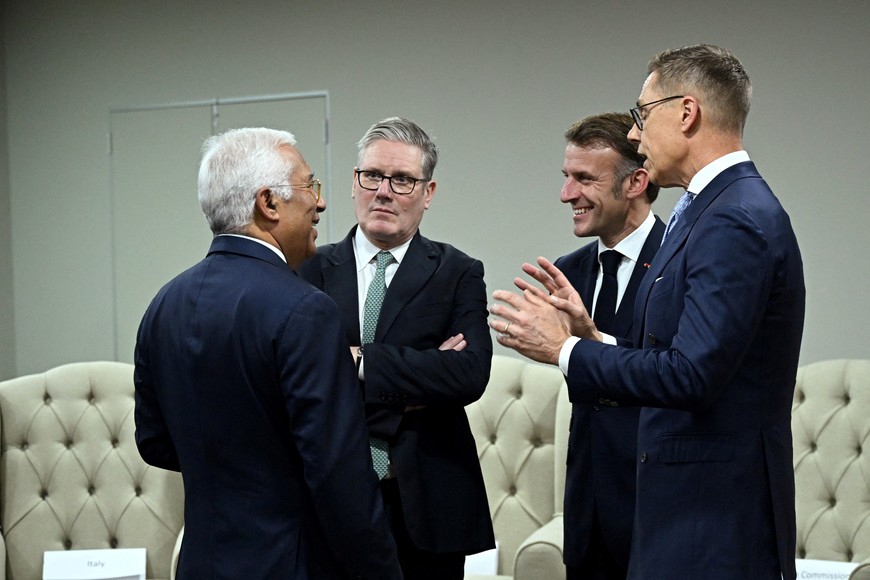 Britain's Prime Minister Keir Starmer stands next to European Council President Antonio Costa and France's President Emmanuel Macron ahead of the G7++ meeting at the G20 Summit on November 22, 2025 in Johannesburg, South Africa, Leon Neal/Pool via REUTERS