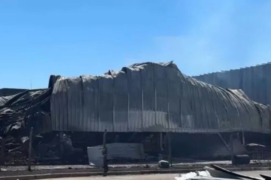 Los bomberos no podían ingresar al predio debido a que la zona está clausurada