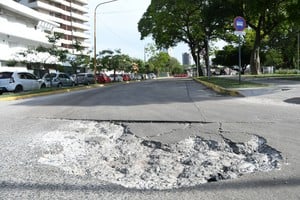 Un “cráter” en el acceso a la calle interna se amplía día a día. Manuel Fabatía.