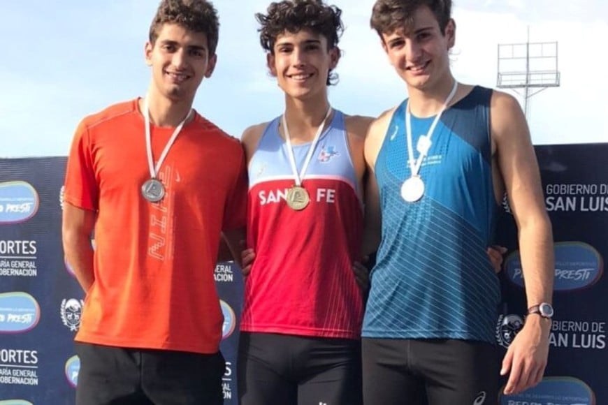 El velocista celebró su mejor registro de 10.37 en los 100 metros en Rosario.