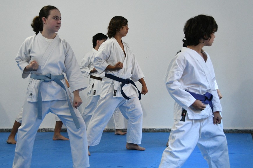 Karate-Do Kodokan Santa Fe, la escuela anfitriona del encuentro, durante una de las prácticas que reflejan el enfoque formativo y pedagógico que promueve el libro. Foto: Manuel Fabatía.