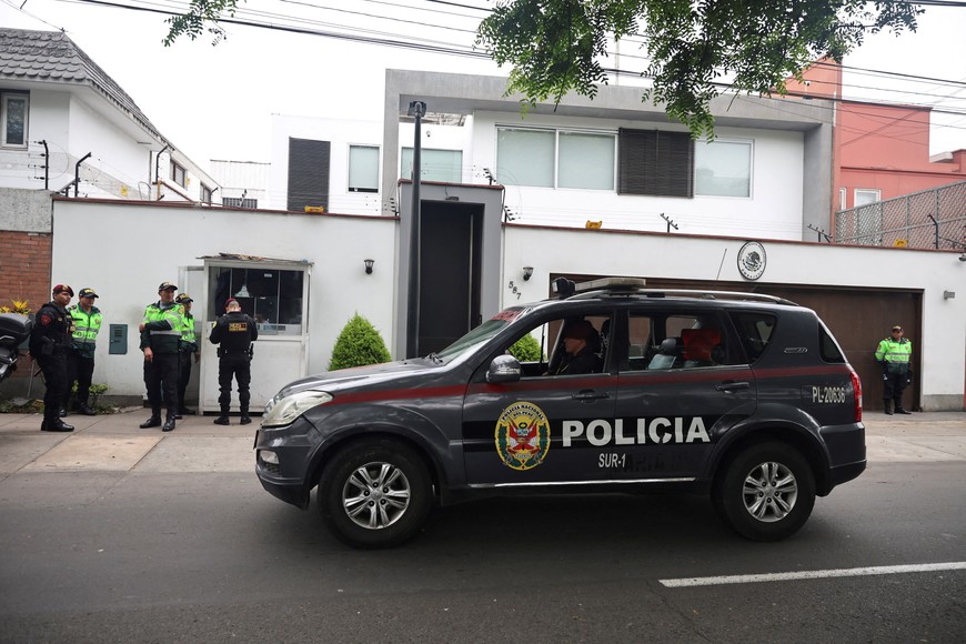 Police officers stand outside Mexico's embassy after Peru's Supreme Court ordered the arrest and five-month preventive detention of former Prime Minister Betssy Chavez, who is currently under asylum at the embassy, ??in Lima, Peru, November 21, 2025. REUTERS/Sebastian Castaneda