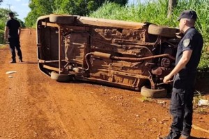 La camioneta volcó a un costado de la ruta cerca del barrio El Progreso, en Oberá.