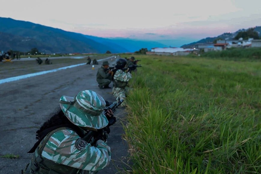 Members of the Bolivarian Militia and Armed Forces participate in the "Plan Independencia 200" defense deployment ordered by Venezuela's President Nicolas Maduro, amid rising tensions with the United States, in Merida, Venezuela, in this handout picture made available on November 11, 2025.Merida Governorate/Handout via REUTERS ATTENTION EDITORS - THIS IMAGE HAS BEEN SUPPLIED BY A THIRD PARTY NO RESALES. NO ARCHIVES