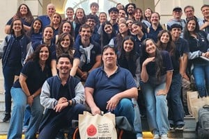 Los integrantes de los Coros Universitario y Coral Sacro de la UCSF en el ingreso al Hospital Italiano de Buenos Aires