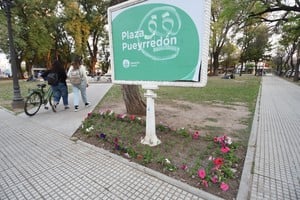 La entrada a la emblemática Plaza Pueyrredón. Allí se respira vida. Crédito: Archivo Manuel Fabatía