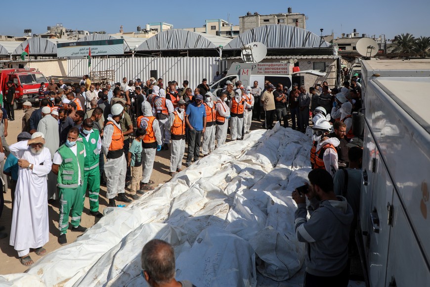 (251022) -- GAZA, 22 octubre, 2025 (Xinhua) -- Médicos palestinos preparan los cuerpos de víctimas no identificadas, que fueron entregados por Israel a través del Comité Internacional de la Cruz Roja, en el Complejo Médico Nasser, en la ciudad de Khan Younis, en el sur de la Franja de Gaza, el 22 de octubre de 2025. (Xinhua/Rizek Abdeljawad) (ah) (ra) (ce)