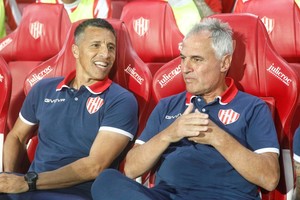 El Moncho Ruiz, ayudante de Leo Madelón, sonríe mientras dialoga con el DT tatengue. Vinieron a Santa Fe para salvar al equipo del descenso, lo consiguieron y lo metieron en el Reducido por el título de campeón.