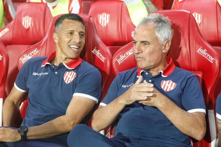 El Moncho Ruiz, ayudante de Leo Madelón, sonríe mientras dialoga con el DT tatengue. Vinieron a Santa Fe para salvar al equipo del descenso, lo consiguieron y lo metieron en el Reducido por el título de campeón.