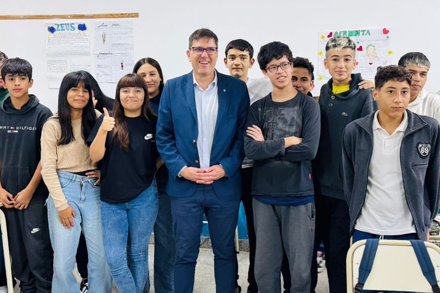 El ministro Goity dijo que las tutorías "constituyen una herramienta de acompañamiento que brinda apoyo escolar gratuito para estudiantes".