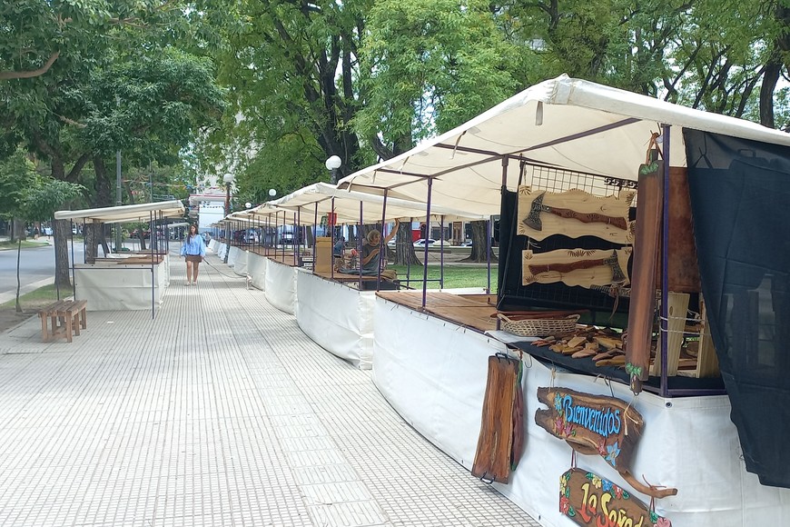 Los puestos del paseo de feriantes se preparan para la visita de la gente. Crédito: El Litoral