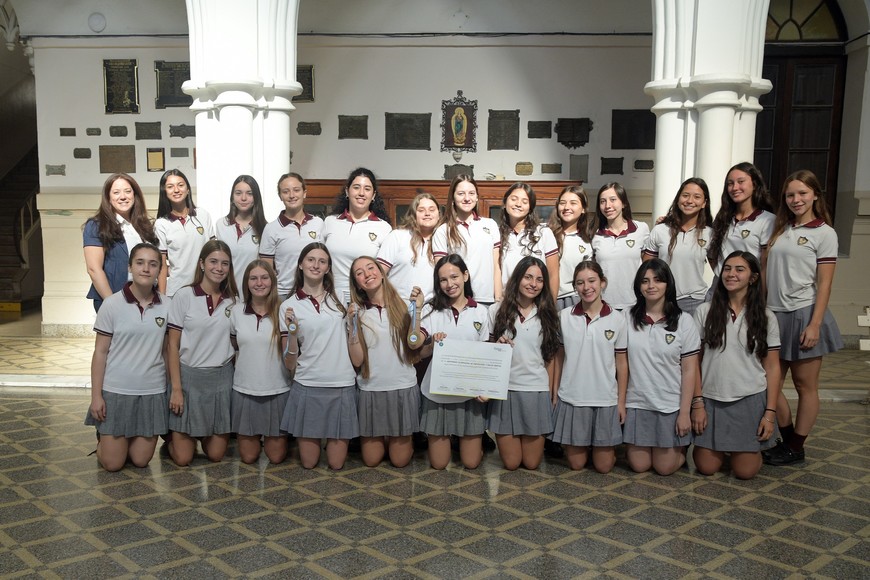 Si bien dos grupos llevaron sus producciones al evento final en Rosario, este año participaron 24 alumnos de 4to año, junto a la profesora Noelia Ferrato. Foto: Guillermo Di Salvatore